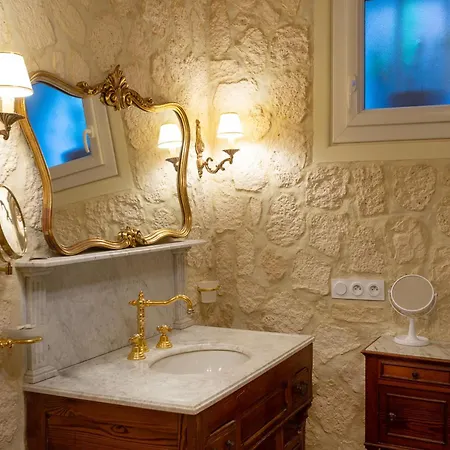 מלון Boutique Saint-louis 3*